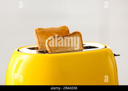 Moderner Toaster mit knusprigen Brotscheiben, Nahaufnahme Stockfoto