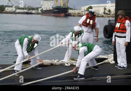 MITGLIEDER der US Navy Crew ziehen die Anlegestellen an Bord des nuklearbetriebenen Los Angeles-Klasse-Schnellangriffs-U-Boots USS Houston (SSN 713) Stockfoto