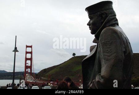 US Navy das Lone Sailor Memorial am Vista Point Outlook am nördlichen Ende der Golden Gate Bridge bietet malerische Ausblicke auf San Francisco, die Golden Gate Bridge und das historische Gefängnis von Alcatraz Stockfoto