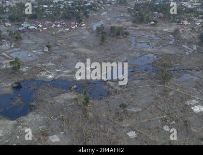 US Navy Luftaufnahme der Verwüstung rund um die Stadt Banda Aceh, aus einem SH-60F Seahawk Hubschrauber, der Helicopter Anti-U-Boot Staffel zwei (HS-2) Golden Falcons zugeteilt wurde Stockfoto