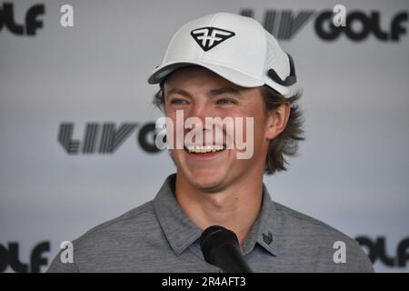 Sterling, USA. 26. Mai 2023. James Piot lächelt Reporter während einer Pressekonferenz im Anschluss an die Runde 2023 des LIV Golf Washington DC im Trump National Washington DC in Sterling an. James Piot ist ein amerikanischer Profi-Golfer aus Canton, Michigan. 2021 gewann er den U.S. Amateur. Kredit: SOPA Images Limited/Alamy Live News Stockfoto