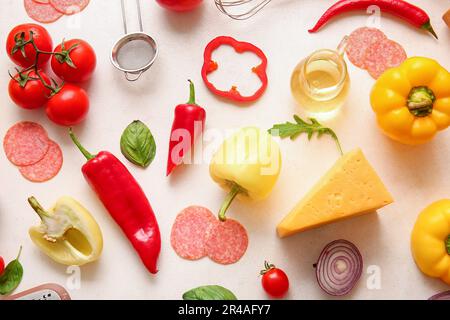 Zutaten für die Zubereitung von Pizza auf weißem Hintergrund Stockfoto