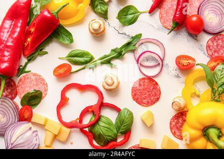 Zutaten für die Zubereitung von Pizza auf weißem Hintergrund Stockfoto