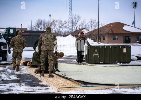 Crewchiefs vom 114. Wartungsgeschwader versammeln Zelte während der Lobo-Trident-Übung in Hector Field am 28. März 2023. Hector Field wurde als simulierte Vorlaufstation in einem befreundeten Land eingerichtet, um Airmen die Möglichkeit zu geben, Notoperationen und Kommunikation in Kriegszeiten an einem abgelegenen Ort zu üben. Stockfoto