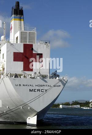 US Navy das Krankenschiff USNS Mercy (T-AH 19) des militärischen Sealift-Kommandos (MSC) liegt in Pearl Harbor für einen kurzen Hafenbesuch vor Stockfoto