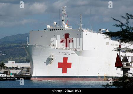 US Navy HE Military Sealift Command (MSC) Krankenhausschiff USNS Mercy (T-AH 19) verlegte in Pearl Harbor für einen kurzen Hafenbesuch Stockfoto