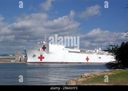 US Navy das Krankenschiff USNS Mercy (T-AH 19) des militärischen Sealift-Kommandos (MSC) liegt in Pearl Harbor für einen kurzen Hafenbesuch vor Stockfoto