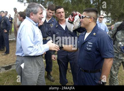 Der stellvertretende Verteidigungsminister der US-Marine, Paul Wolfowitz, trifft sich mit Mitgliedern des Dienstes, die bei der Verteilung von Hilfsgütern helfen Stockfoto