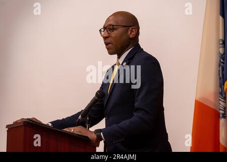 New York, Usa. 26. Mai 2023. NEW YORK, NEW YORK - 26. MAI: Queens Borough Präsident Donovan Richards spricht am 26. Mai 2023 auf einem Rathaustreffen in der Corona Arts and Sciences Academy im Queens Borough von New York City. Kredit: Ron Adar/Alamy Live News Stockfoto