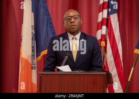 New York, Usa. 26. Mai 2023. NEW YORK, NEW YORK - 26. MAI: Queens Borough Präsident Donovan Richards spricht am 26. Mai 2023 auf einem Rathaustreffen in der Corona Arts and Sciences Academy im Queens Borough von New York City. Kredit: Ron Adar/Alamy Live News Stockfoto