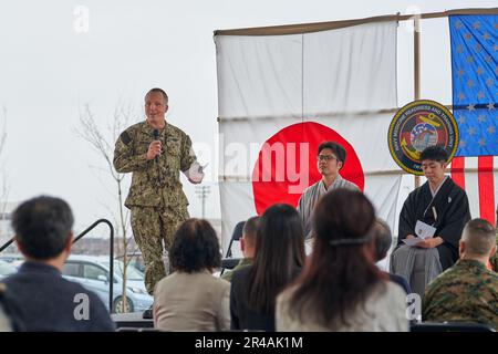 WIR. Marinekapitän James G. Demitrack, der für die Marine Corps Air Station Iwakuni Naval Family Branch Health Clinic zuständige Offizier, spricht während einer Abschlussfeier für die erste Abschlussklasse des japanischen Stipendienprogramms am MCAS Iwakuni, Japan, 21. März 2023. Klinikmitarbeiter feierten den ersten Abschluss des japanischen Fellowship-Programms, das japanische Ärzte in der Kommunikation, Zusammenarbeit und Verbindung zwischen japanischen Gesundheitssystemen und US-Gesundheitseinrichtungen ausbildet. Stockfoto