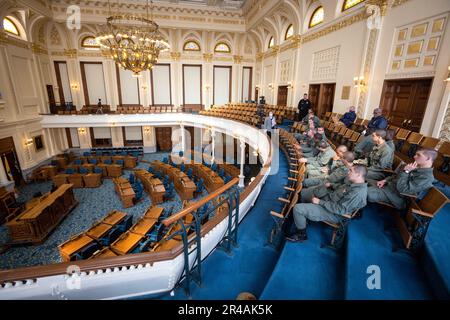 Cadets der New Jersey Youth Challenge Academy 55 besichtigen das New Jersey State House in Trenton, New Jersey, 11. April 2023. Die New Jersey Youth Challenge Academy ist ein alternatives Bildungsprogramm, das entwickelt wurde, um das Leben gefährdeter 16- bis 18-jähriger Jugendlicher zurückzugewinnen und Absolventen mit den Werten, Fähigkeiten, Bildung und Selbstdisziplin hervorzubringen, die für den Erfolg als Erwachsene erforderlich sind. Das Jugendherausforderungsprogramm der Nationalgarde wurde 1993 vom Kongress ins Leben gerufen, und die Eröffnungsklasse New Jerseys begann im September 1994. Stockfoto