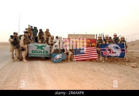 US Navy USA Die Navy Seabees, die der I Marine Expeditionary Force Engineer Group (I MEG) zugewiesen sind, zeigen die Farben ihres Teams für den bevorstehenden National Football League Super Bowl XXXIX zwischen den New Engla Stockfoto