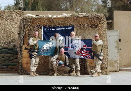 US Navy USA Die Navy Seabees, die der I Marine Expeditionary Force Engineer Group (I MEG) zugewiesen sind, zeigen die Farben ihres Teams für den bevorstehenden National Football League Super Bowl XXXIX Stockfoto