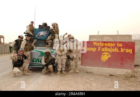 US Navy USA Die Navy Seabees, die der I Marine Expeditionary Force Engineer Group (I MEG) zugewiesen sind, zeigen die Farben ihres Teams für den bevorstehenden National Football League Super Bowl XXXIX zwischen den New Engla Stockfoto