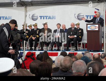 US Navy Secretary of the Navy Gordon England spricht bei der Taufe des neuesten Schiffes der Navy, dem Littoral Surface Craft-Experimental (X-Craft), Sea Fighter (FSF 1) Stockfoto