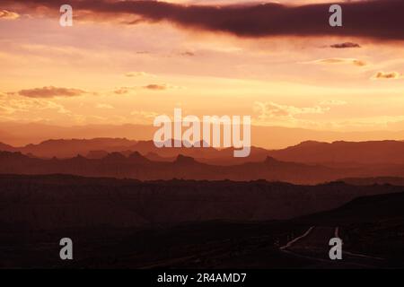 Lhasa. 25. Mai 2023. Dieses Foto wurde am 25. Mai 2023 aufgenommen und zeigt die Landschaft des Erdwaldes bei Sonnenuntergang in Zanda County, Südwestchina Autonome Region Tibet. Zanda ist berühmt für die einzigartige Landschaft des Erdwaldes, die durch geologische Bewegung und Bodenerosion entstanden ist. Diese „Wälder“ sehen gelblich aus, aber die Farbe variiert in verschiedenen Teilen. Kredit: Fei Maohua/Xinhua/Alamy Live News Stockfoto