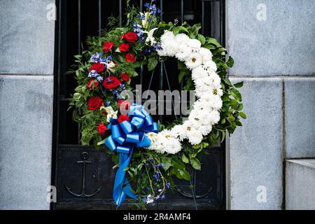 Eine Feier anlässlich des 125. Jahrestages des Untergangs der USS Maine findet am 15. Februar 2023 auf dem USS Maine Memorial in Arlington National Cemetery, Arlington, Virginia, statt. Am 15. Februar 1898 explodierte die USS Maine vor der Küste von Havanna, Kuba, und 260 ihrer Crew gingen verloren. Aufgrund der spanischen Politik mussten die Beerdigungen innerhalb von 24 Stunden erfolgen, daher wurde die erste Besatzung, die nach der Katastrophe wieder aufgefunden wurde, auf dem Colon Friedhof in Havanna begraben. Am 30. März 1898 genehmigte der Kongress einen Gesetzentwurf, der die Entwaffnung und Übertragung ihrer Überreste an ANC genehmigte. Am 28. Dezember 189 Stockfoto