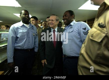 Der US-Verteidigungsminister der Marine (SECDEF) Donald H. Rumsfeld hält an, um Fotos mit Matrosen an Bord der Zerstörerin der Spruance-Klasse USS O'Bannon (DD 987) in Nizza, Frankreich, zu machen Stockfoto