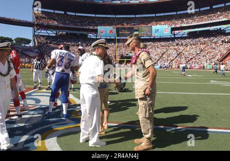 US Navy Commander, USA Pacific Command, ADM. Thomas Fargo schüttelt die Hand eines Purple Heart Empfängers vor dem Start des NFL Pro Bowl 2005 in Honolulu, Hawaii Stockfoto