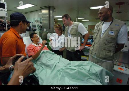 US Navy New York Giants Quarterback Kurt Warner, Center, zusammen mit seiner Frau Brenda Sue und New York Giants Wide Receiver Amani Toomer besuchen indonesische Patienten Stockfoto