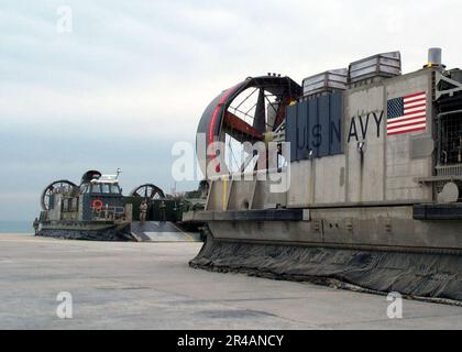 US Navy Landing Craft, Air Cushion (LCAC) Fahrzeuge, die der Einheit fünf (ACU-5) zugeteilt wurden, entladen Marines und Ausrüstung an Bord des Kuwait Naval Base, um an einer Übung teilzunehmen Stockfoto