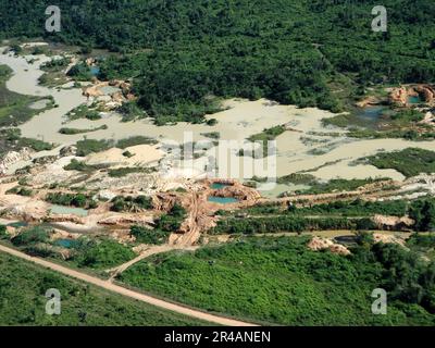 Ergreifung eines illegalen Goldgräberstandorts im brasilianischen Amazonas, in dem die verheerenden Umweltauswirkungen auf den Wald und die Wasserressourcen dargestellt werden Stockfoto