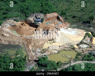 Ergreifung eines illegalen Goldgräberstandorts im brasilianischen Amazonas, in dem die verheerenden Umweltauswirkungen auf den Wald und die Wasserressourcen dargestellt werden Stockfoto