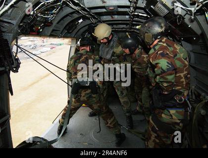 US Navy Matrosen, die der Sprengstoffeinheit 2 (EODMU-2) zugeteilt sind, bereiten sich darauf vor, aus einem UH-3H Sea King Hubschrauber abzustoßen Stockfoto