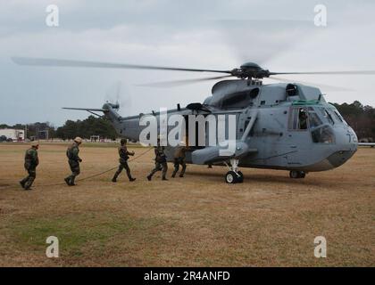 MATROSEN DER US Navy, die der mobilen Einheit zur Entsorgung von Sprengstoffen (EODMU-2) zugewiesen sind, gehen an Bord eines UH-3H Sea King Hubschraubers Stockfoto