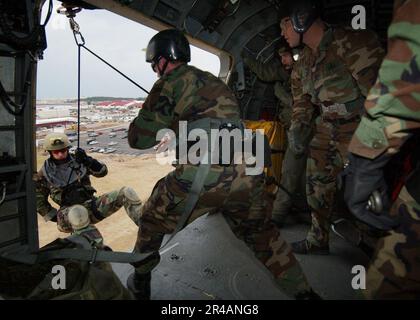 US Navy A Matrose, die der Sprengstoffbeseitigungsmobileinheit zwei (EODMU-2) zugeteilt ist, abseilt sich aus einem UH-3H Sea King Hubschrauber Stockfoto