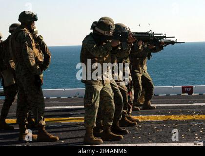 Mitglieder DER US-Marine der 26. Marine Expeditionary Unit (MEU) halten an Bord des Amphibienschiffs USS Kearsarge (LHD 3) Gewehrübungen auf dem Flugdeck. Stockfoto