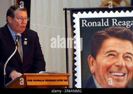 DER US Navy Congressman Randy Duke Cunningham (R-CA) hält eine Rede während einer Einweihungszeremonie für die Briefmarke des Präsidenten Ronald Reagan Stockfoto