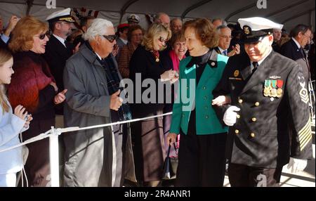 DIE ehemalige First Lady Rosalynn Carter wird von DER US Navy begleitet Stockfoto