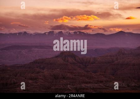 Lhasa. 25. Mai 2023. Dieses Foto wurde am 25. Mai 2023 aufgenommen und zeigt die Landschaft des Erdwaldes bei Sonnenuntergang in Zanda County, Südwestchina Autonome Region Tibet. Zanda ist berühmt für die einzigartige Landschaft des Erdwaldes, die durch geologische Bewegung und Bodenerosion entstanden ist. Diese „Wälder“ sehen gelblich aus, aber die Farbe variiert in verschiedenen Teilen. Kredit: Fei Maohua/Xinhua/Alamy Live News Stockfoto