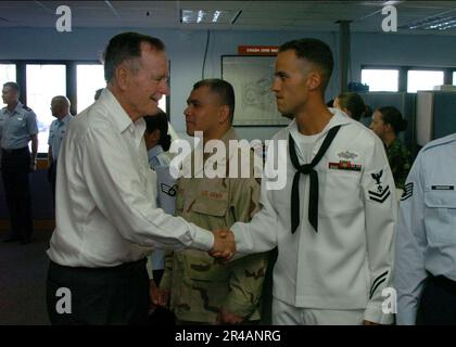 US Navy der ehemalige Präsident George H. W. Bush schüttelt Baumeister die Hand Stockfoto