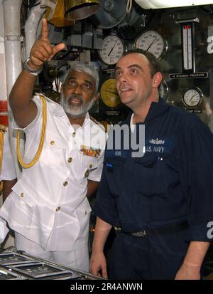 US Navy Machinist Mate 1. Class zeigt den Commander der Sri Lanka Navy, Vice ADM D.W.K. Sandagiri, die verschiedenen Geräte, die ein Matrose während der Wache überwachen muss (gekürzt) Stockfoto