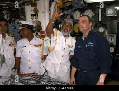 US Navy Machinist Mate 1. Class zeigt den Commander der Sri Lanka Navy, Vice ADM D.W.K. Sandagiri, die verschiedenen Geräte, die ein Seemann überwachen muss, während er Wache hält Stockfoto