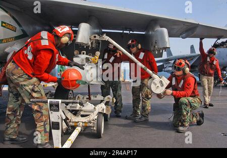 US Navy Aviation Ordnancemen laden eine AGM-65 Maverick Laser-Rakete von einem Waffenpylon einer F-A-18C Hornet herunter Stockfoto