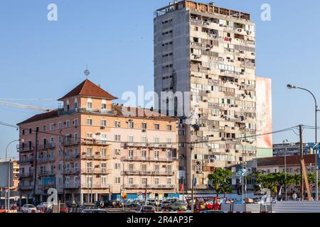 Zwei nebeneinander liegende Gebäude, eines ein Vermächtnis des Kolonialismus, das andere ein Apartmenthaus. Luanda, Angola. Stockfoto