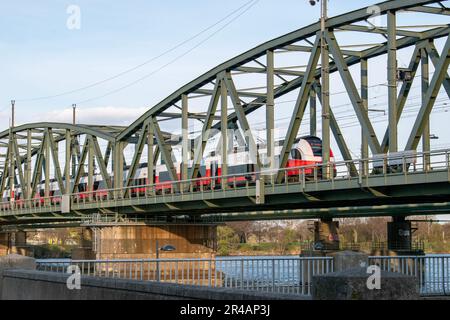 wien, österreich - 4. april 2023 Züge österreichischer Eisenbahnen fahren über die Eisenbahnbrücke über die donau. Passagier-Express Stockfoto