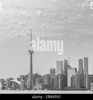 Die Skyline von Toronto mit ihren berühmten Wolkenkratzern in der Innenstadt ist in Graustufen gehalten Stockfoto