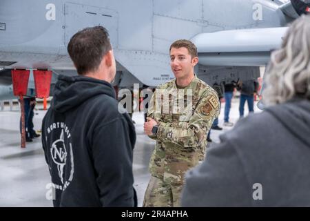 Northwest Machining and Manufacturing Tour The 124. Fighter Wing's Aircraft Maintenance Hanger, Gowen Field, ID, 6. April 2023. Dieses Maschinenbauunternehmen mit Sitz in Meridian, Idaho, stellt seit Jahrzehnten in Gowen Field ein wichtiges Fahrwerk für Die A-10 Thunderbolt II her. Stockfoto