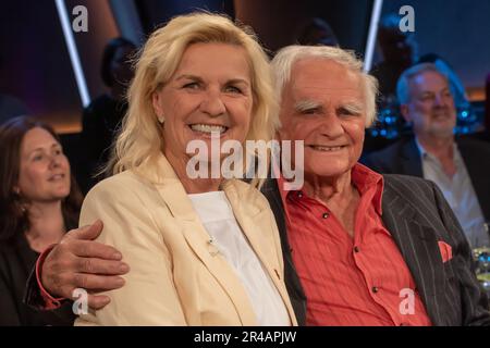 Hera Lind und Dieter 'Dieto' Kretschmar bei der Aufzeichnung der 'NDR Talk Show' im NDR Fernsehstudio Lokstedt. Hamburg, 26.05.2023 Stockfoto