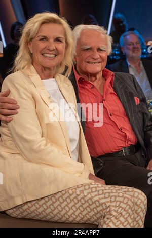 Hera Lind und Dieter 'Dieto' Kretschmar bei der Aufzeichnung der 'NDR Talk Show' im NDR Fernsehstudio Lokstedt. Hamburg, 26.05.2023 Stockfoto