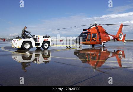 US Navy, Mitglied der Coast Guard Air Station Houston, Texas, manövriert einen HH-65B Dolphin Rettungshubschrauber nach einem harten Regen in Position Stockfoto