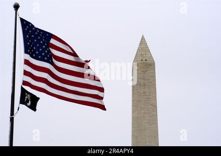 US Navy die amerikanischen und POW-MIA-Flaggen winken vor dem Washington Monument in Washington, D.C. Stockfoto