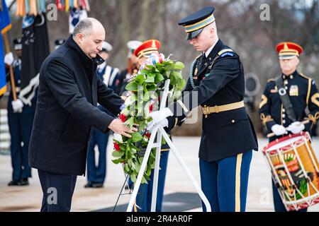 Der georgische Verteidigungsminister Juansher Burchuladze nimmt am 9. Februar 2023 am Grab des unbekannten Soldaten auf dem Nationalfriedhof Arlington in Arlington, Virginia, an einer Zeremonie der Streitkräfte mit voller Ehrung zum Kranzlavieren Teil. Stockfoto