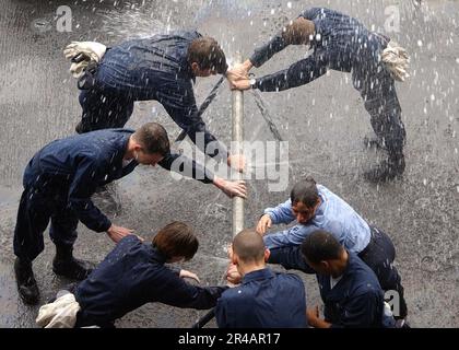 US Navy Sailers nehmen an einer Schulung zum Pfeifenflicken auf dem Fantail des Flugzeugträgers USS Harry S. Truman der Nimitz-Klasse (CVN 75) während einer Generalquartier (GQ)-Übung Teil Stockfoto