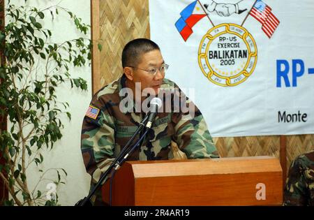 US Navy USA Stellvertretender Befehlshaber des Militärpazifiks, Generalleutnant Stephen Tom, spricht vor dem Publikum während der Abschlusszeremonie für Übung Balikatan 2005 Stockfoto